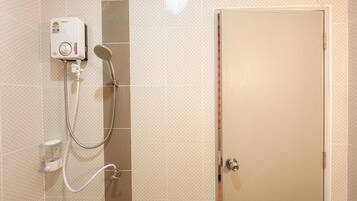 Quarto casal clássico | Banheiro | Secador de cabelo, toalhas de banho, sabonete, papel higiênico
