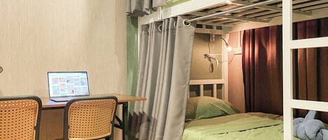Dormitorio compartido clásico | Espacio para trabajar con laptop y wifi gratis