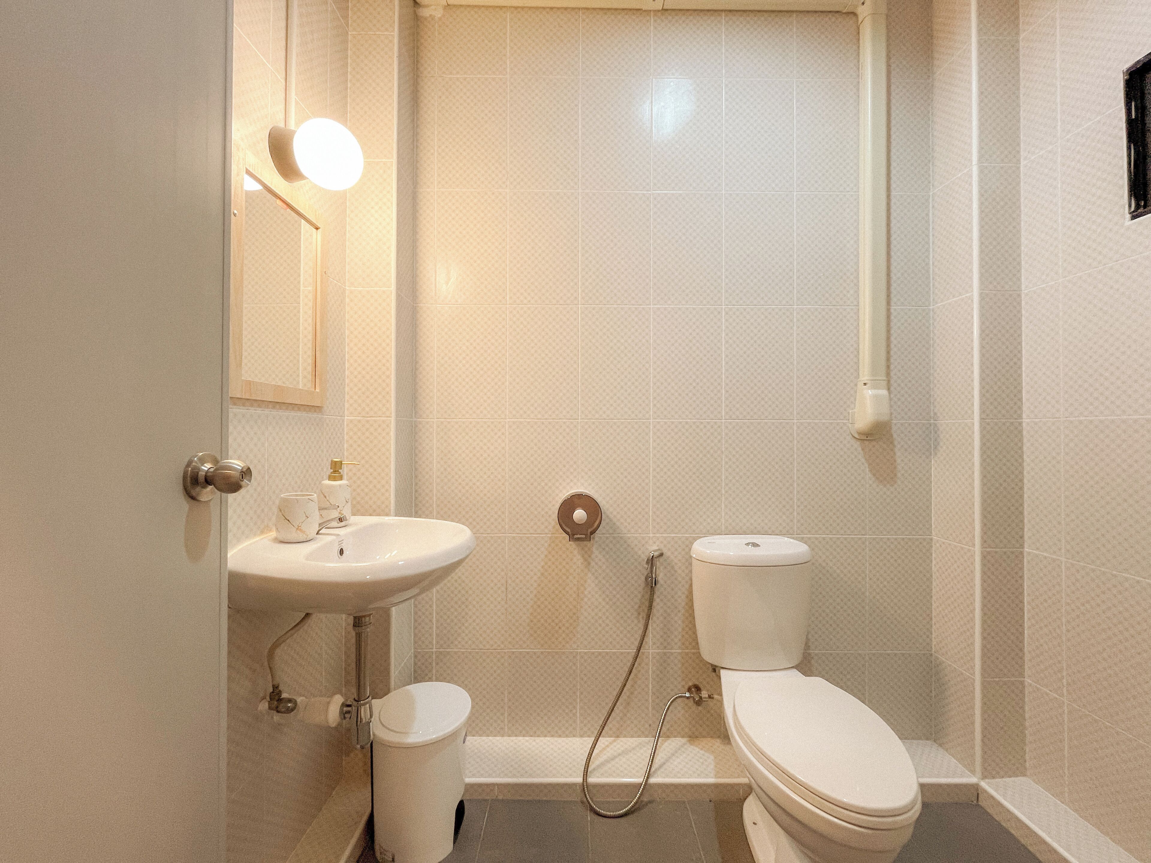 Classic Double Room | Bathroom | Hair dryer, towels, soap, toilet paper