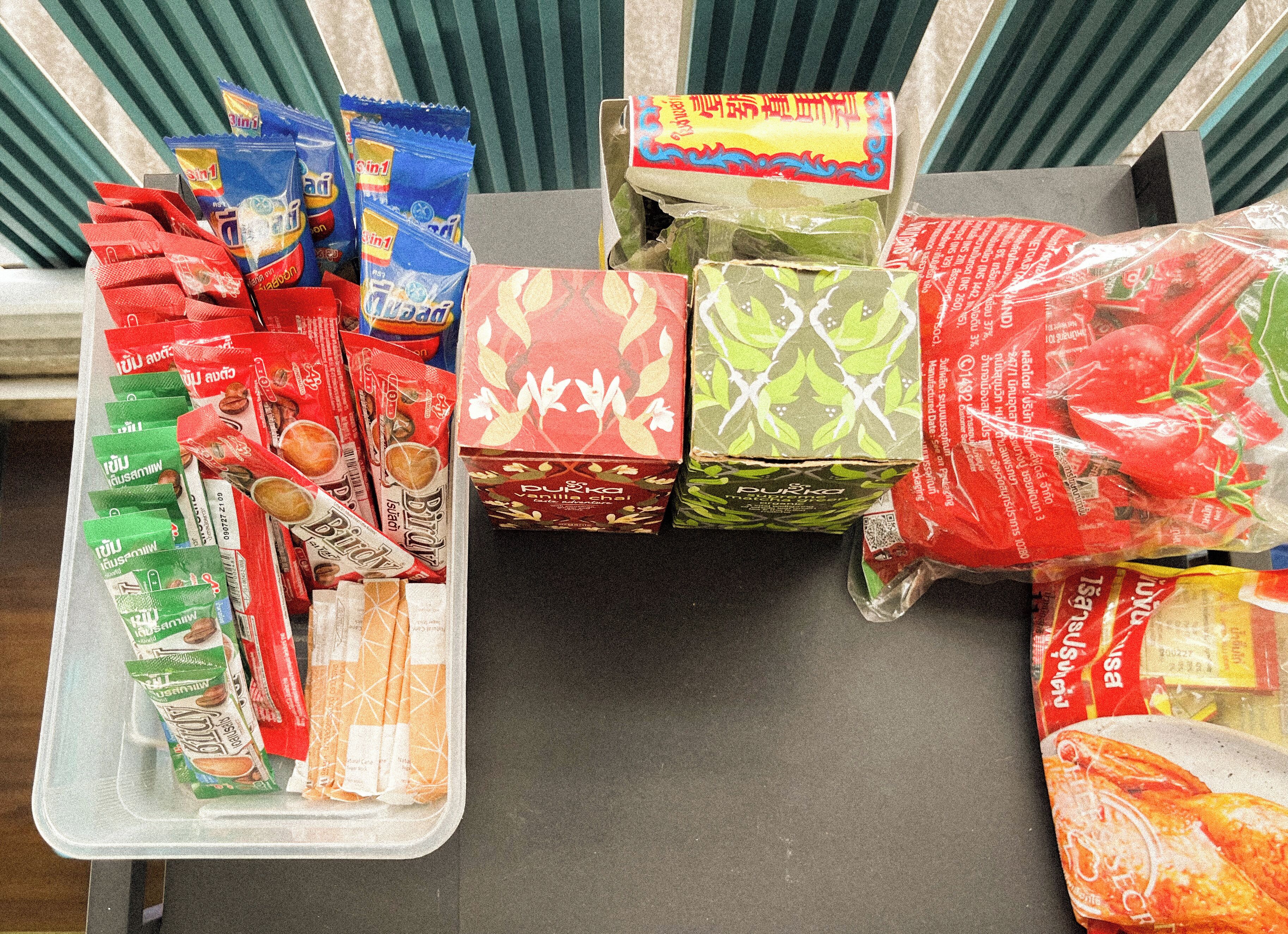 Diversos alimentos envasados presentados sobre una mesa.