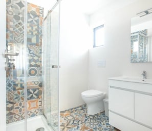 A bathroom with a shower, toilet, and sink. - OLA Guesthouse (ESMORIZ)
