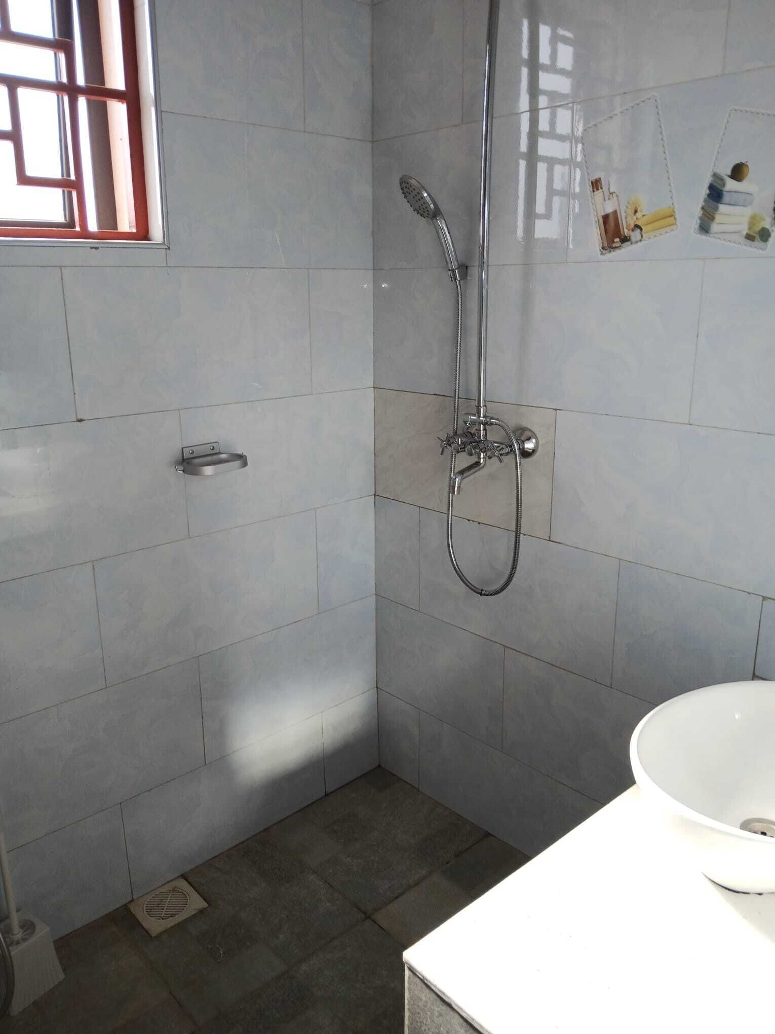 Un baño con ducha, inodoro y lavamanos.