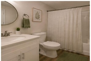 Comfort Studio | Bathroom | Hair dryer, towels, soap, shampoo - Marlow & Mint Hotel (Toronto)