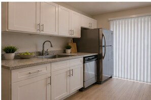 Comfort Studio | Private kitchen | Fridge, microwave, oven, stovetop - Marlow & Mint Hotel (Toronto)