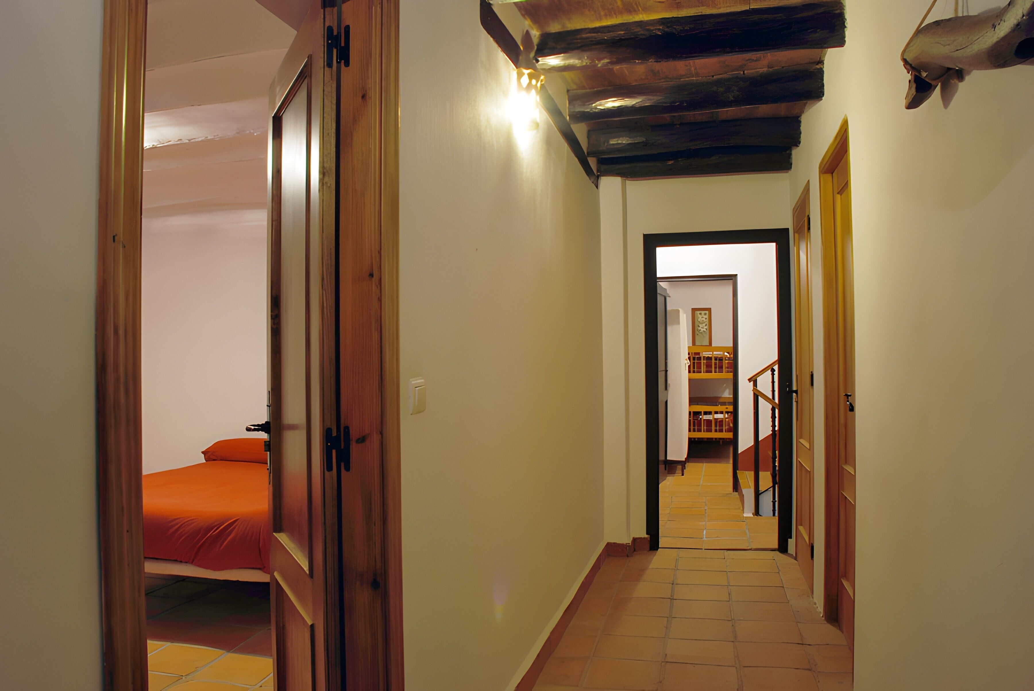 Tabla de planchar con plancha, wifi y ropa de cama 