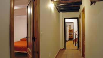 Tabla de planchar con plancha, wifi y ropa de cama