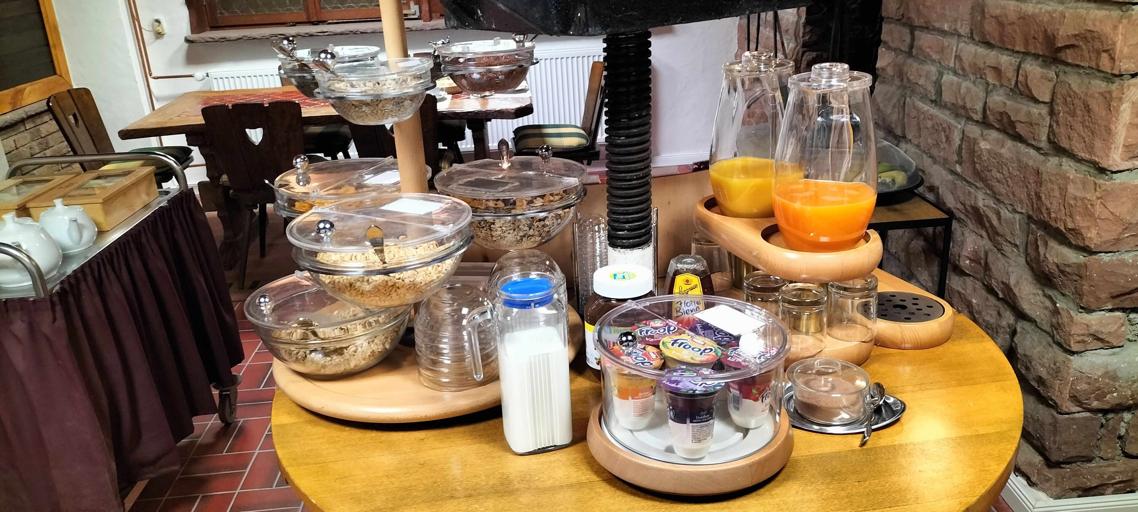 Tägliches Frühstücksbuffet gegen Gebühr