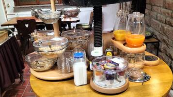 Tägliches Frühstücksbuffet gegen Gebühr