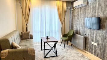 Apartamento clássico, sacada, vista para a cidade | Área de estar