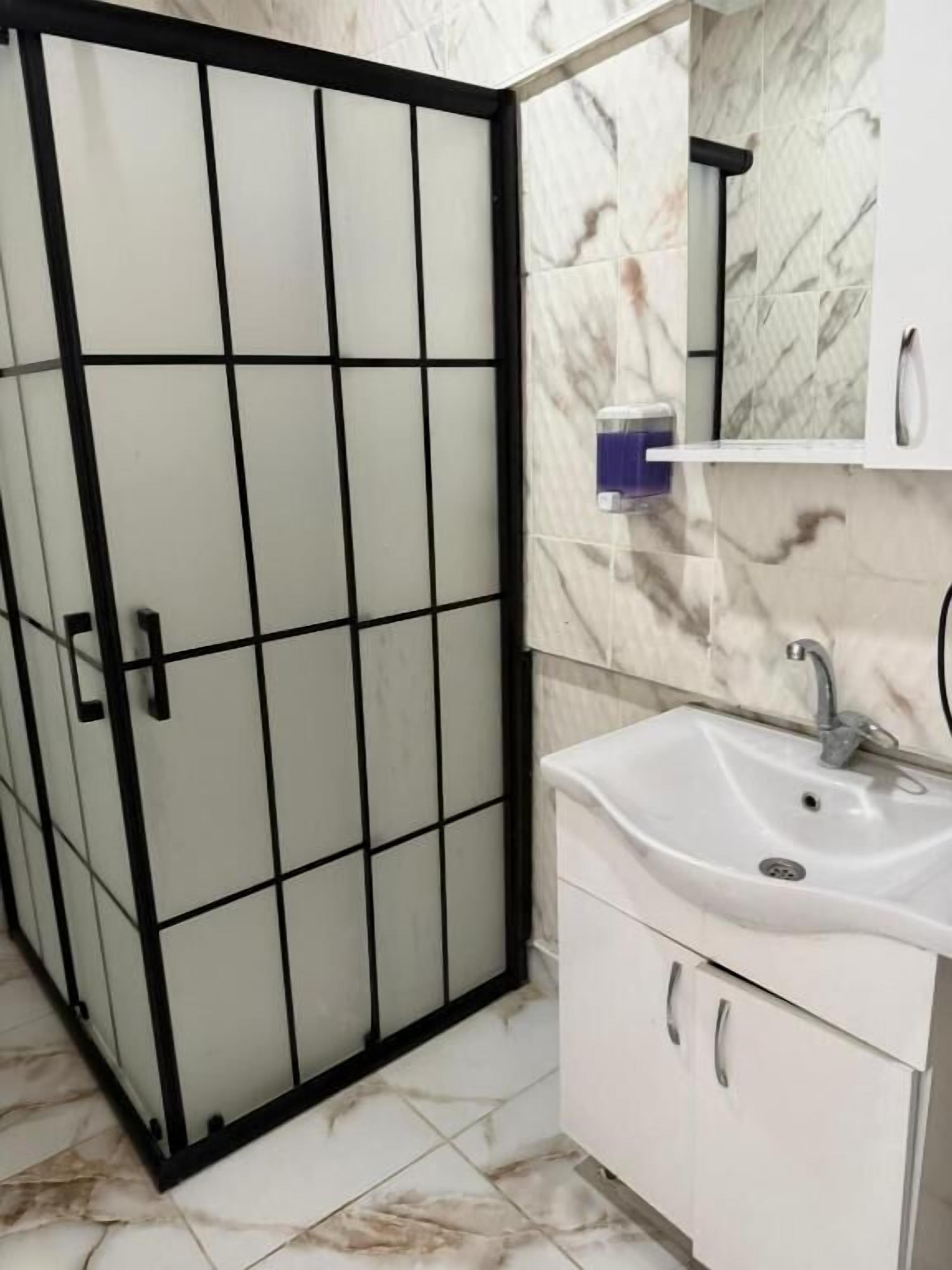 Apartamento clássico, sacada, vista para a cidade | Banheiro | Chuveiro, secador de cabelo, toalhas de banho, sabonete