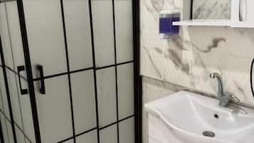 Apartamento clássico, sacada, vista para a cidade | Banheiro | Chuveiro, secador de cabelo, toalhas de banho, sabonete