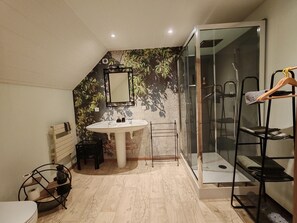A bathroom with a sink, mirror, shower, and towel rack. - Sans Chichi Chambres et Table B&B with Terrace, Garden, and Wi-Fi (Escandolières)