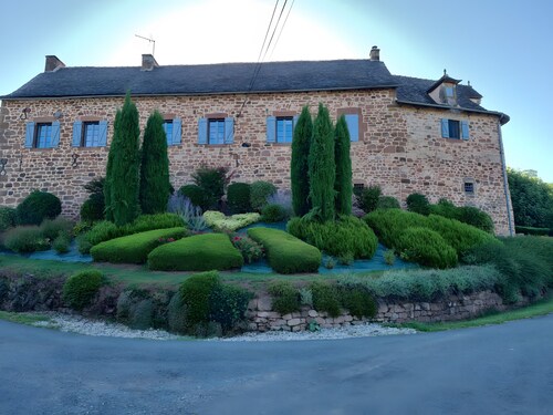 Chambres d’hôtes « Sans Chichi Chambres et Table » avec terrasse, jardin et Wi-Fi