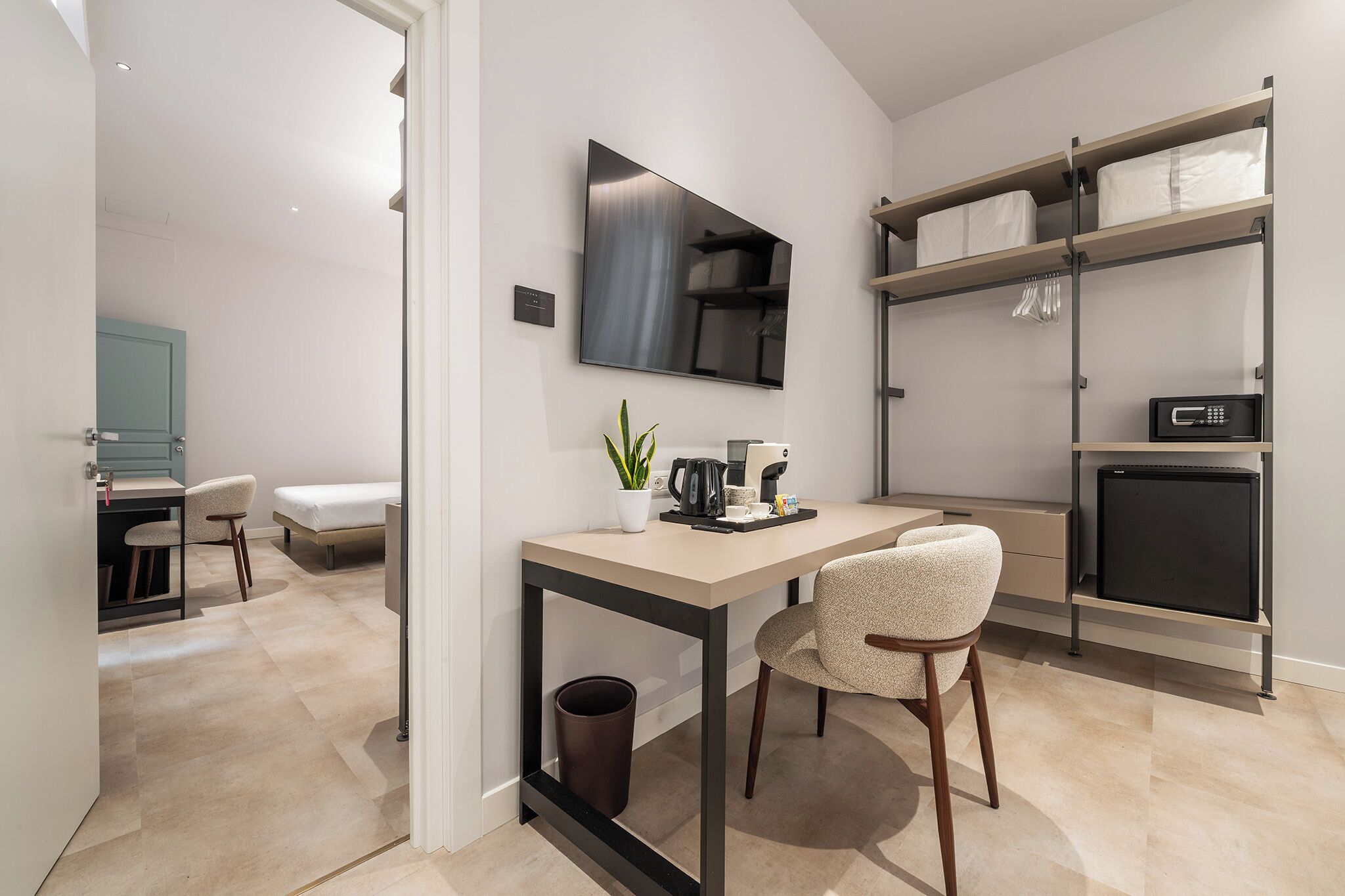 Una habitación de hotel moderna con escritorio, silla y televisión.