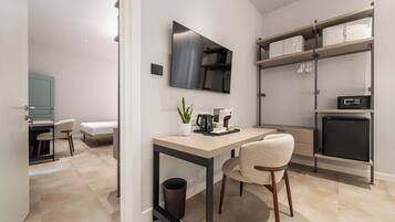 Una habitación de hotel moderna con escritorio, silla y televisión.