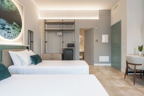 Suite Ville, vue ville | Coffres-forts dans les chambres, bureau