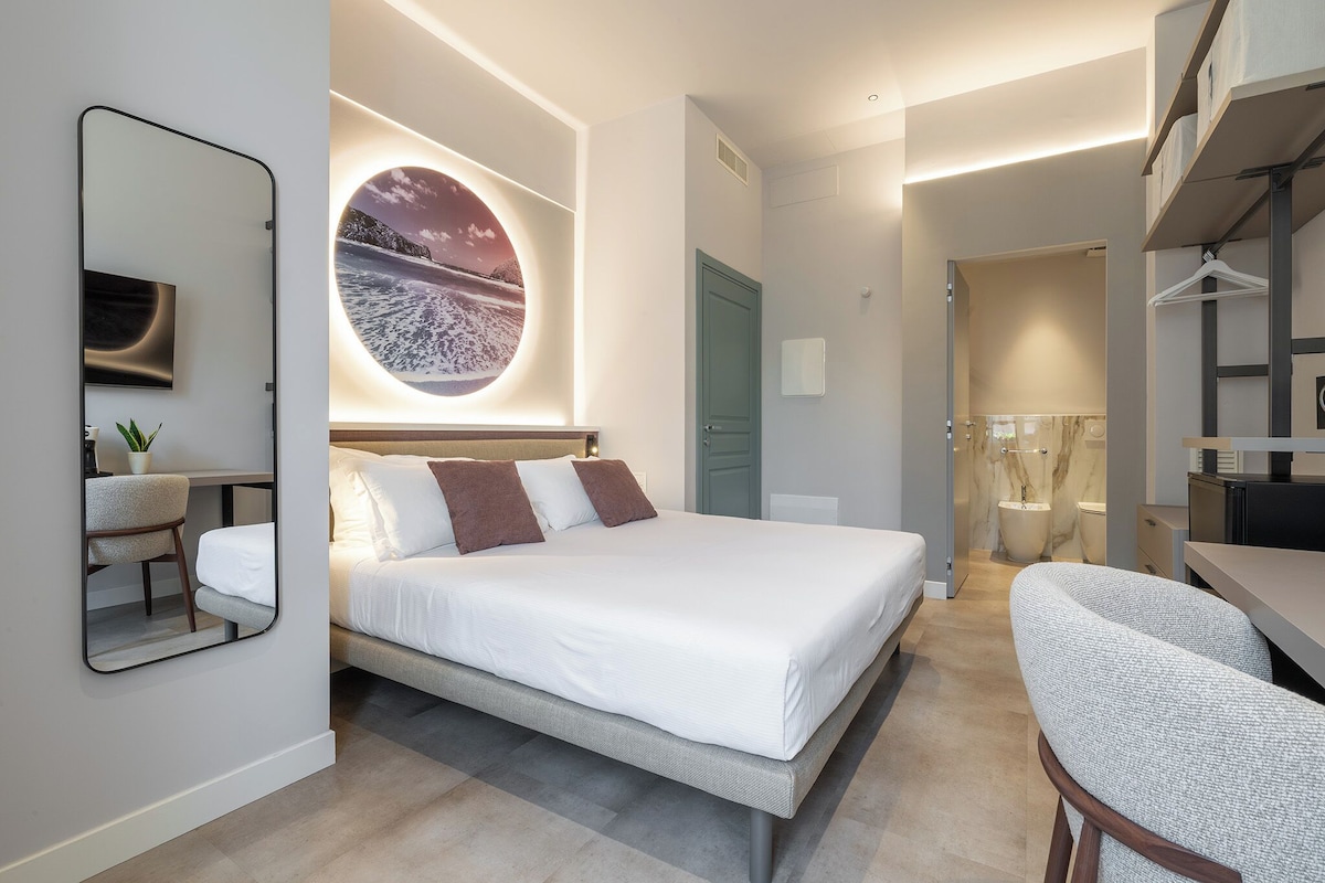 Chambre Deluxe, vue ville | Coffres-forts dans les chambres, bureau