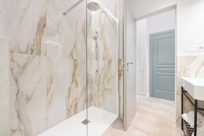 Suite Junior | Salle de bain | Douche, sèche-cheveux, serviettes fournies, savon