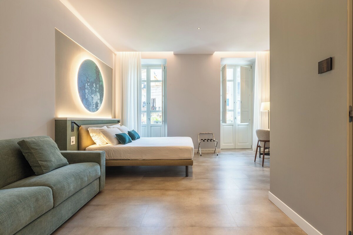 Suite Familiale, vue ville | Coffres-forts dans les chambres, bureau