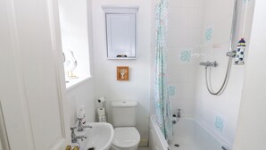 A bathroom with a toilet, sink, and bathtub. - Wedgewood Cottage (Leyburn)