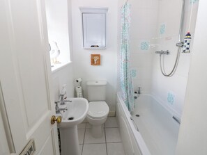 A bathroom with a toilet, sink, and bathtub. - Wedgewood Cottage (Leyburn)