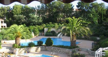 Beautiful 2 bedroom apartment with pool & sea on the gulf of saint tropez