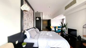 Deluxe Studio, City View | Iron/ironing board, free WiFi