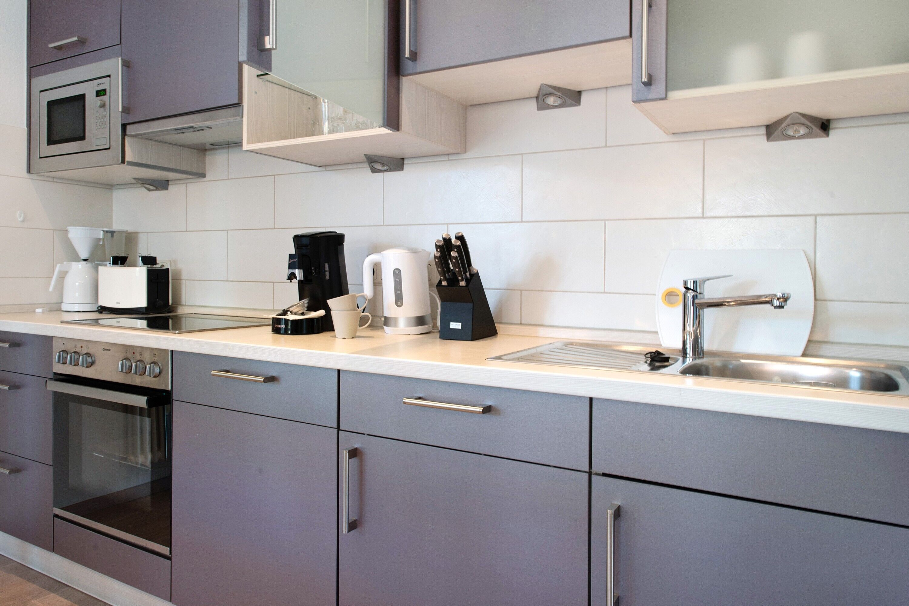 Kühlschrank, Mikrowelle, Ofen, Herdplatte
