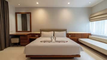 Executive Suite | Desk, laptop workspace, free WiFi