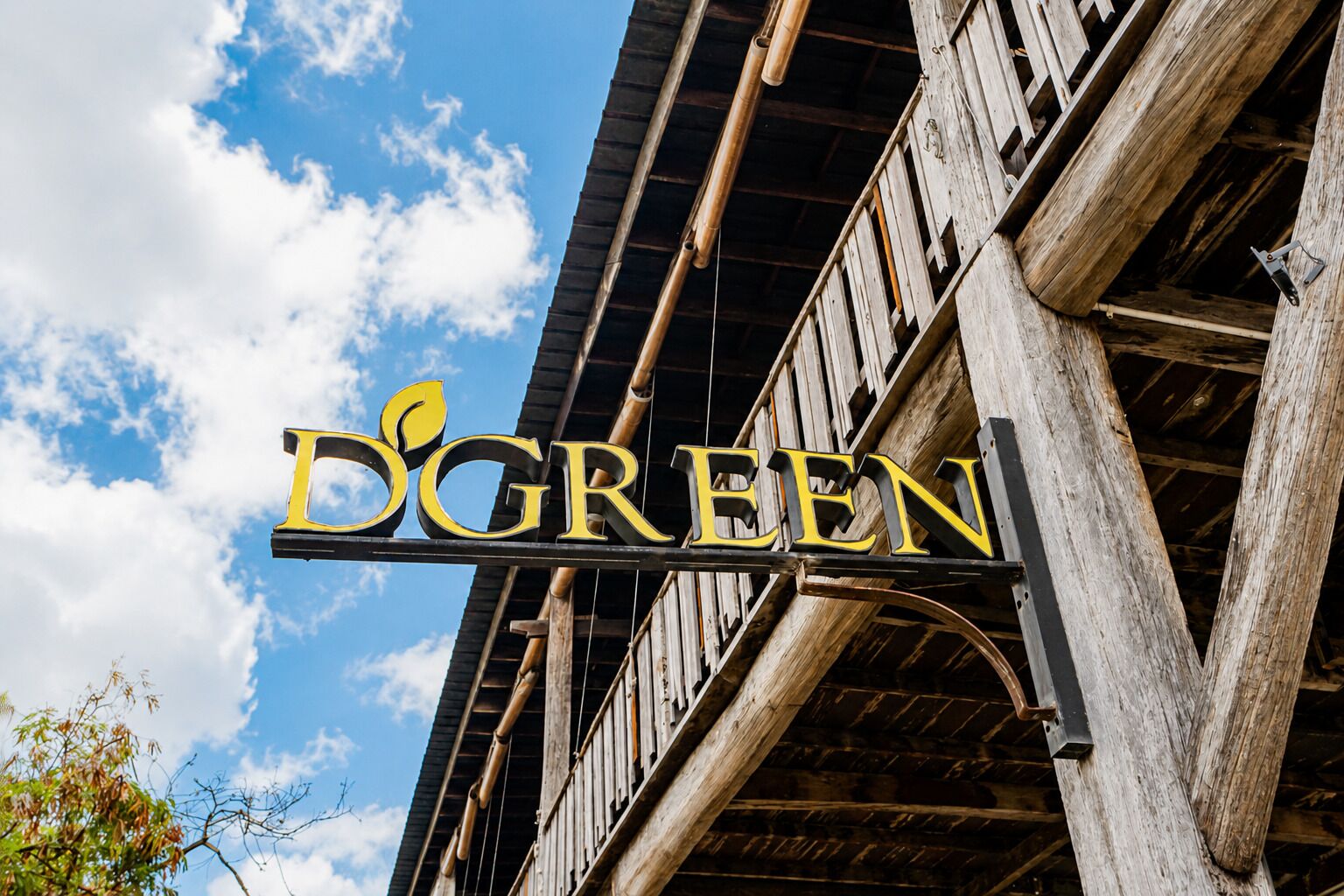 Un edificio con un letrero que dice 'DGREEN' en letras grandes y negritas.