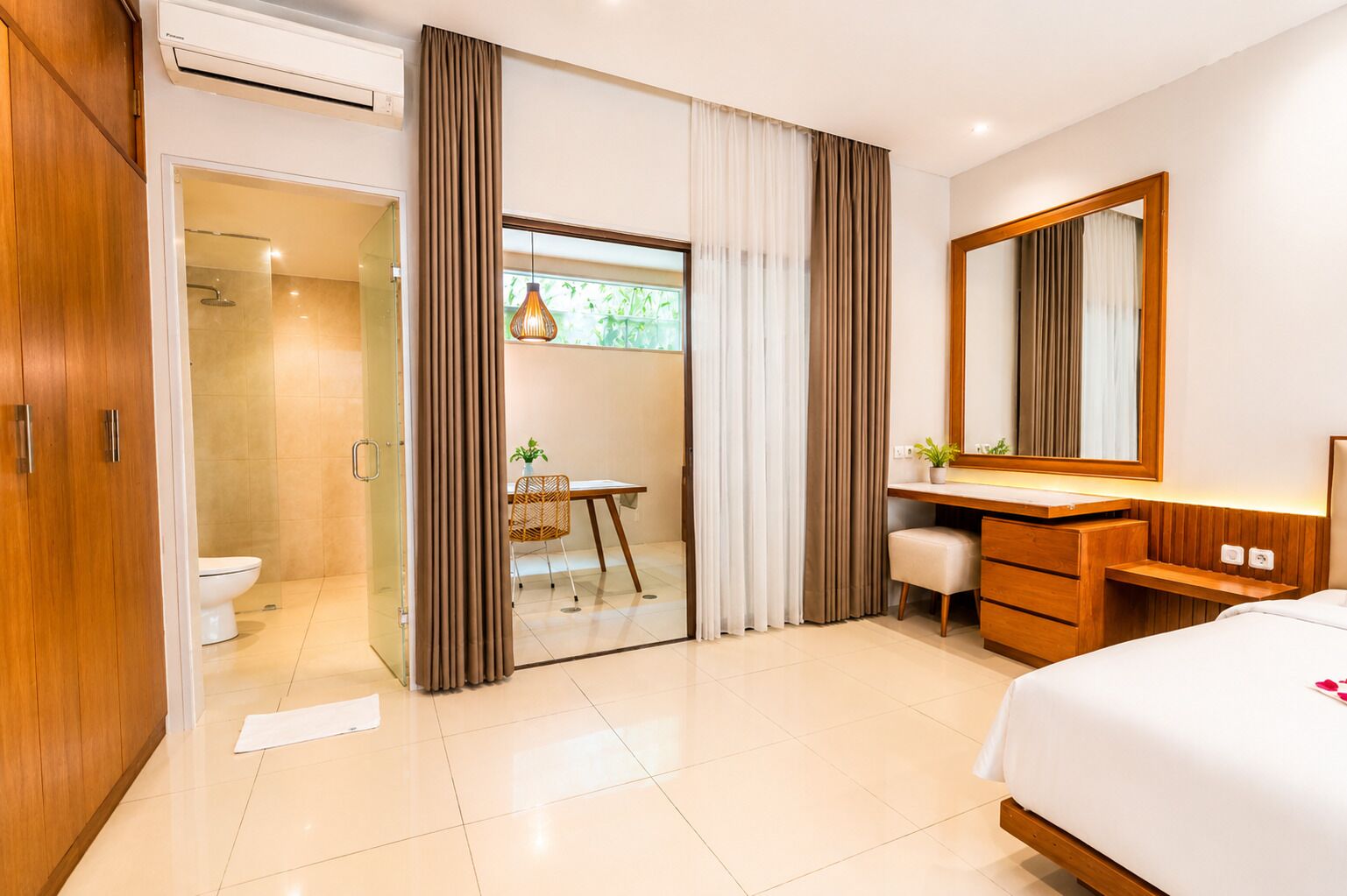 Desk, laptop workspace, free WiFi, bed sheets
