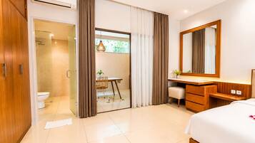 Desk, laptop workspace, free WiFi, bed sheets