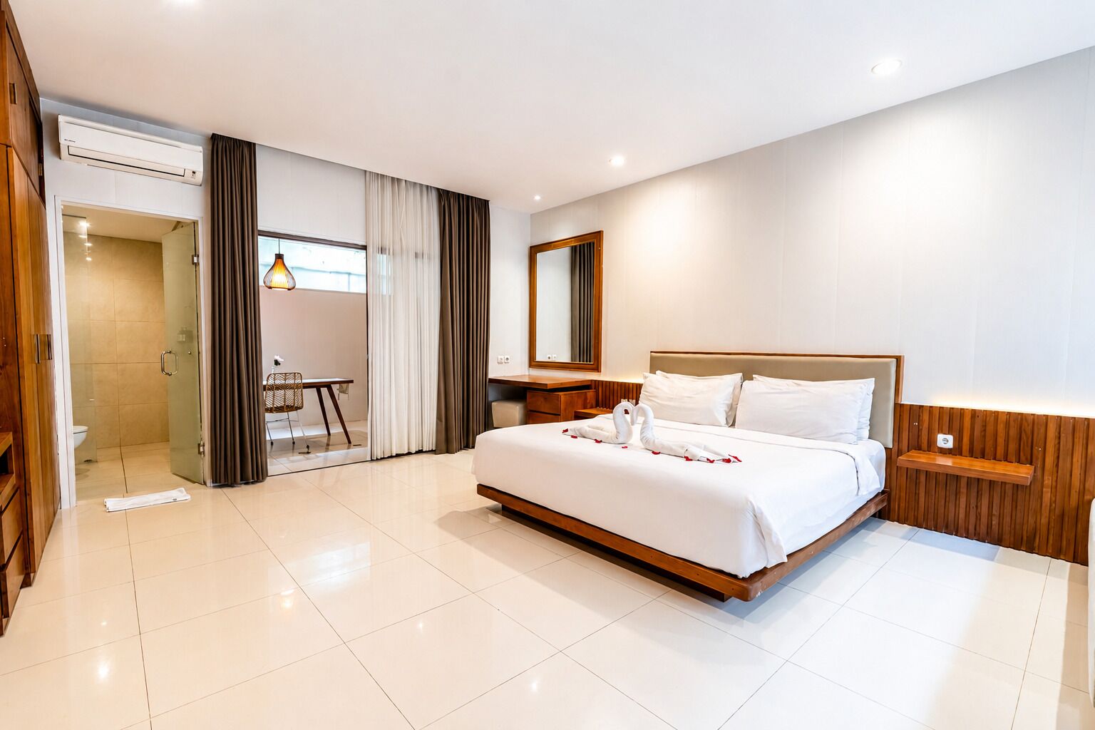 Junior Suite | Desk, laptop workspace, free WiFi