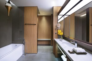 Business Suite | Bathroom | Free toiletries, hair dryer, slippers, towels - HAMPS HOTEL (Liaocheng)