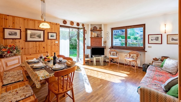 A cozy interior with a dining area, a living room, and a fireplace. - Family Apartment Steps From Ski Lifts (Courmayeur)