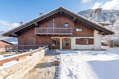 Family Apartment Steps From Ski Lifts