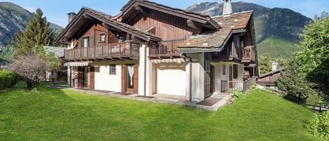Family Apartment, Multiple Bedrooms (Family Apartment Steps From Ski Lifts) | Exterior