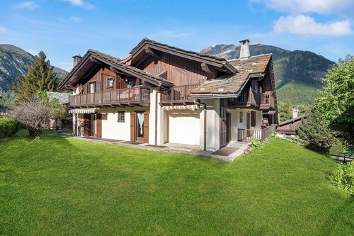 Family Apartment Steps From Ski Lifts