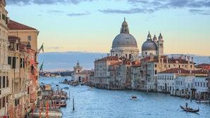 A canal with historic buildings, gondolas, and a prominent dome structure. - Cozy apartment near the station (Venezia)