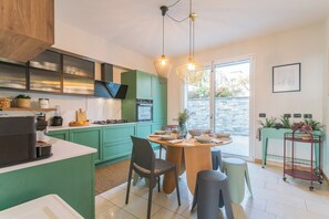 วิลล่า (4 Bedrooms) | ครัวส่วนตัว | เตาอบ, เครื่องชงกาแฟเอสเปรสโซ, กาต้มน้ำไฟฟ้า, เก้าอี้กินข้าวสำหรับเด็ก