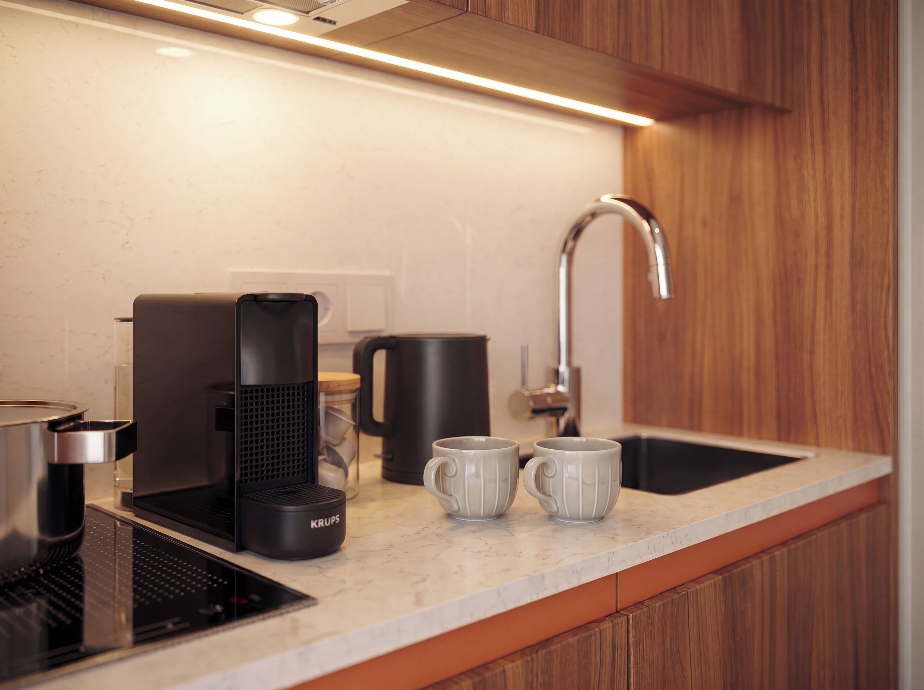 Mini-Kühlschrank, Espressomaschine, Wasserkocher