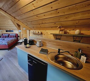 Eine kleine Küche mit Spüle, Kaffeemaschine und Toaster.