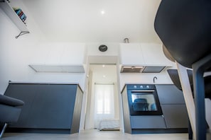 Classic-Apartment, Balkon, Stadtblick | Eigene Küche | Kühlschrank, Mikrowelle, Ofen, Herdplatte