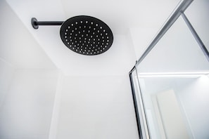 Classic-Apartment, Balkon, Stadtblick | Badezimmer | Dusche, kostenlose Toilettenartikel, Haartrockner, Handtücher