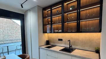 Deluxe Apartment, Balcony, City View | Private kitchen | Mini-fridge, stovetop, cookware/dishes/utensils