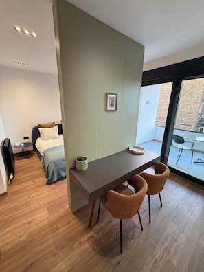 Deluxe Apartment, Balcony, City View | Meja, ruang kerja komputer riba, kalis bunyi, seterika/papan seterika 
