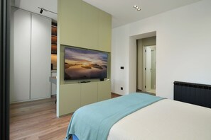 Leilighet – deluxe, balkong, byutsikt | Skrivebord, skrivebord for bærbar PC, lydisolert og strykejern/-brett