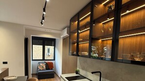 Une cuisine moderne avec un coin repas, des placards intégrés et une vue sur l’extérieur.
