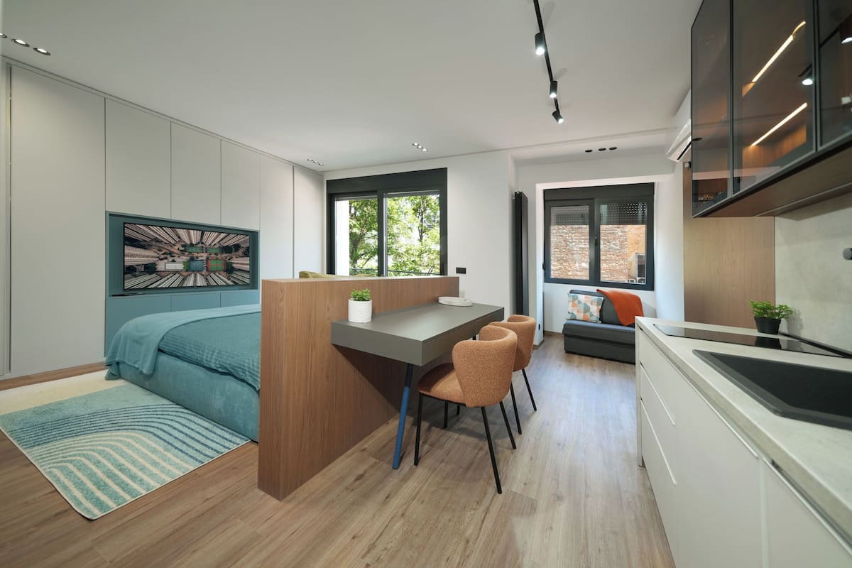 Luxury Apartment, Balcony, City View | Meja, ruang kerja komputer riba, kalis bunyi, seterika/papan seterika 