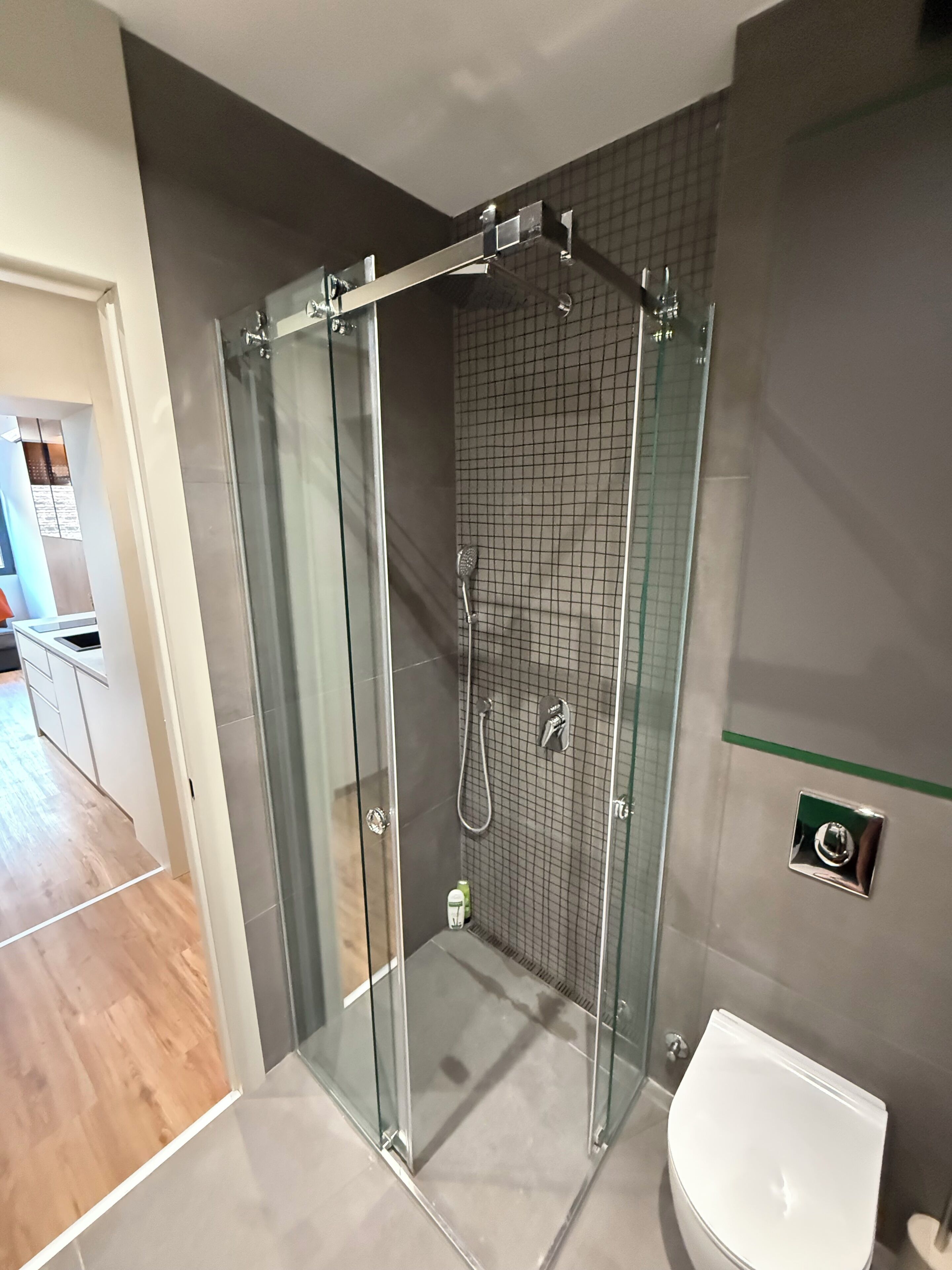 Apartamento superluxo, sacada, vista para a cidade | Banheiro | Chuveiro, secador de cabelo, toalhas de banho, sabonete
